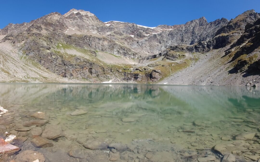 Il suggestivo lago di San Grato in alta Valgrisenche